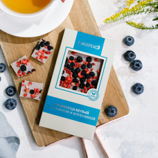 Шоколад Белый с ягодами черники и клубники 100 г СибирьЭко