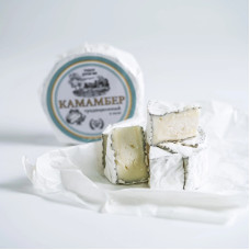 Сыр мягкий с белой плесенью в золе Камамбер