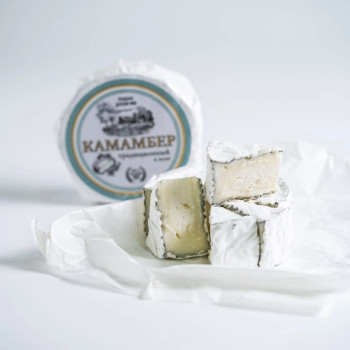 Сыр мягкий с белой плесенью в золе Камамбер