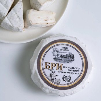 Сыр мягкий с белой плесенью и грецким орехом Бри