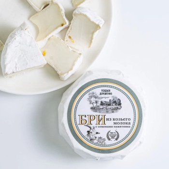 Сыр мягкий с белой плесенью и пажитником Бри