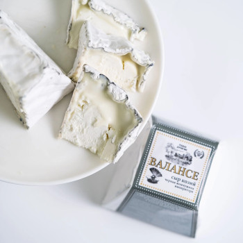 Сыр мягкий из козьего молока с белой плесенью в золе Валансе